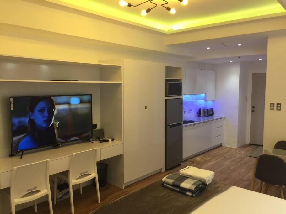 Cozy35sqm W Parking Balcony Wifi/netflix Near Mall * Manila
