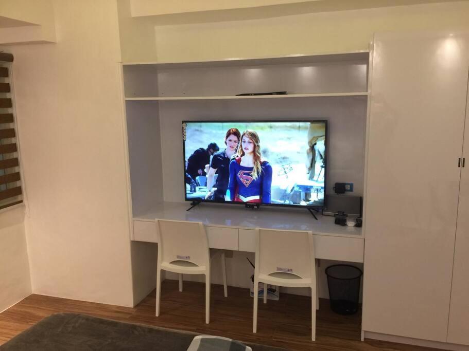 Cozy35sqm W Parking Balcony Wifi/netflix Near Mall Manila