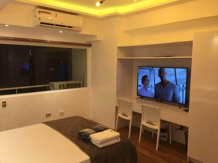Cozy35sqm W Parking Balcony Wifi/netflix Near Mall * Manila