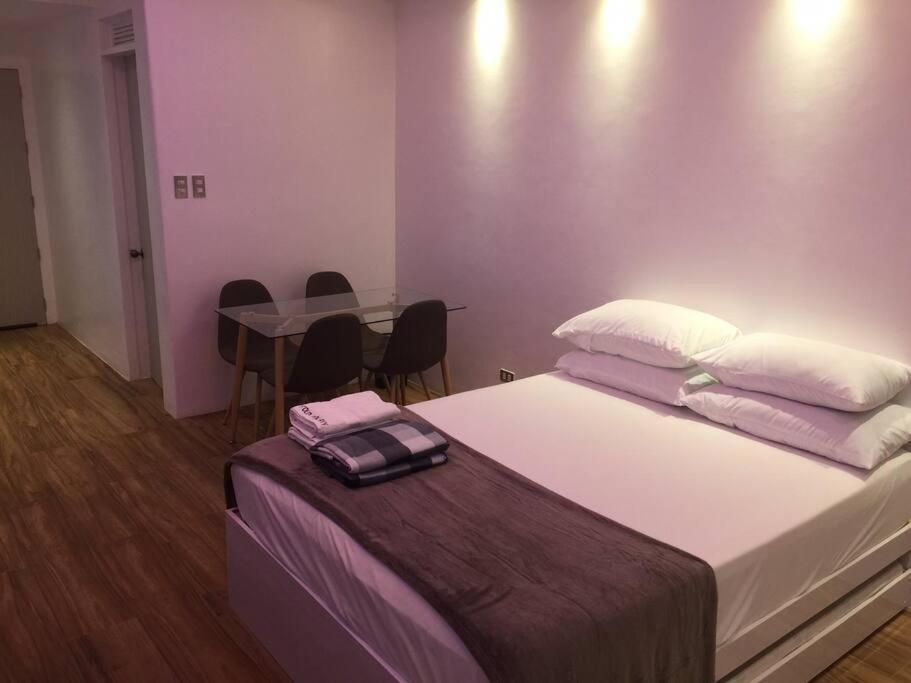 Cozy35sqm W Parking Balcony Wifi/netflix Near Mall Apartment Manila