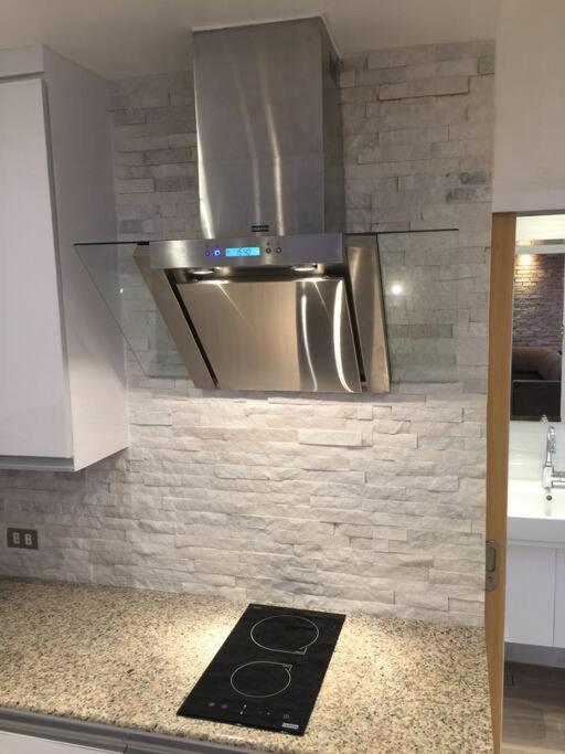 Apartment Cozy60sqm 1br Balcony/prking/wifi/ntflix Near Mall *
