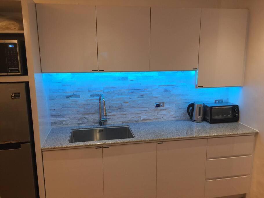 Cozy35sqm W Parking Balcony Wifi/netflix Near Mall Apartment