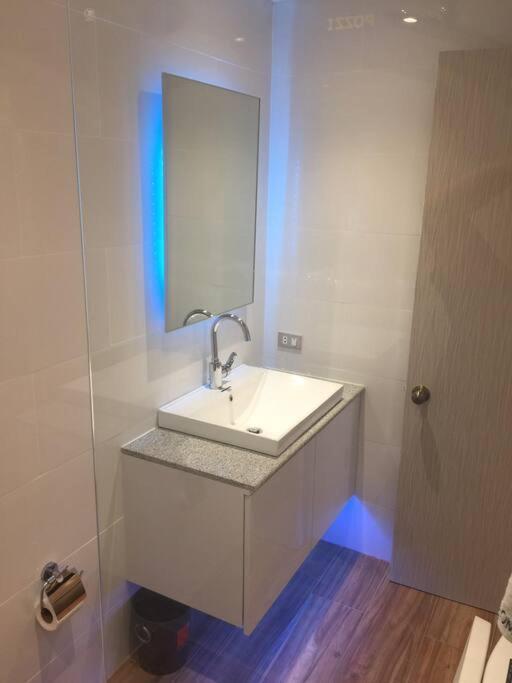 Apartment Cozy35sqm W Parking Balcony Wifi/netflix Near Mall Manila