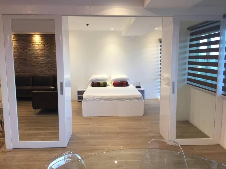 Cozy60sqm 1br Balcony/prking/wifi/ntflix Near Mall Apartment Manila