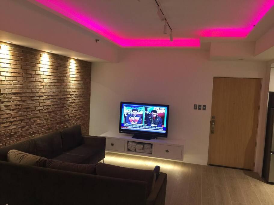 Cozy60sqm 1br Balcony/prking/wifi/ntflix Near Mall Apartment *