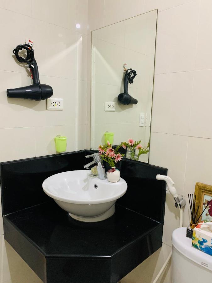 One Palm Tree - 5th Fl With Balcony - Across Terminal 3 Airport Apartamento *