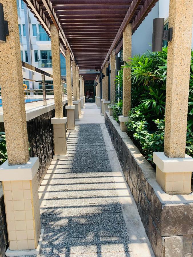 Apartment One Palm Tree - 5m With Balcony - Across Terminal 3 Airport Manila