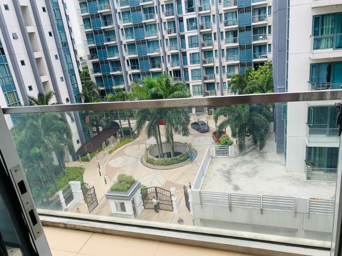 One Palm Tree - 5th Fl With Balcony - Across Terminal 3 Airport Apartamento Manila