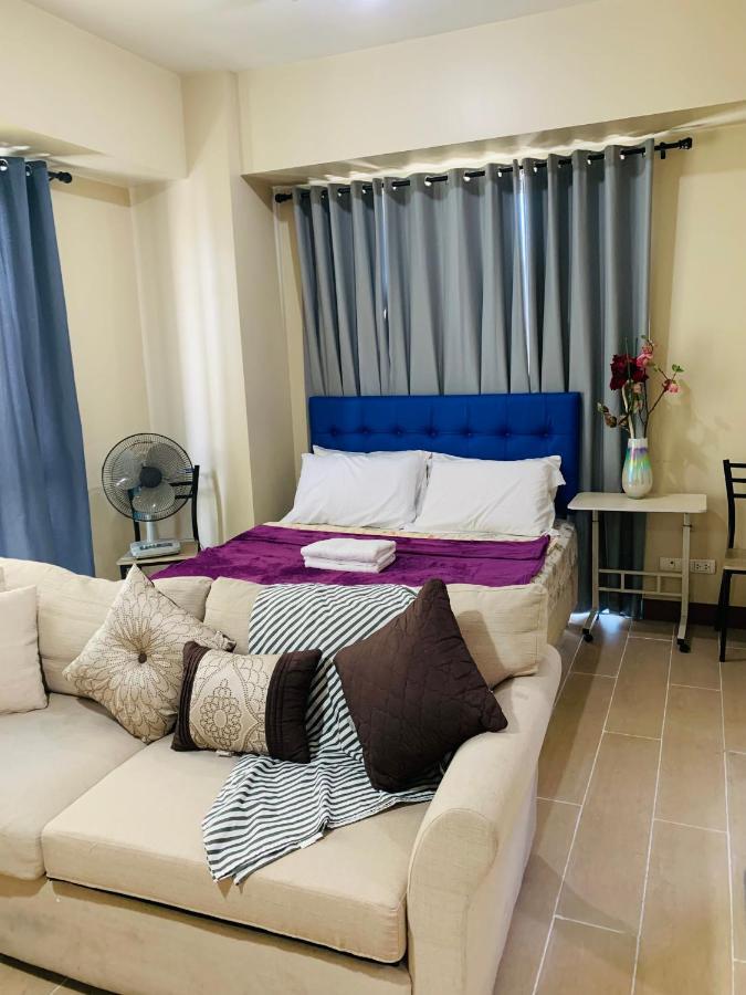 One Palm Tree - 5m With Balcony - Across Terminal 3 Airport Apartment Manila