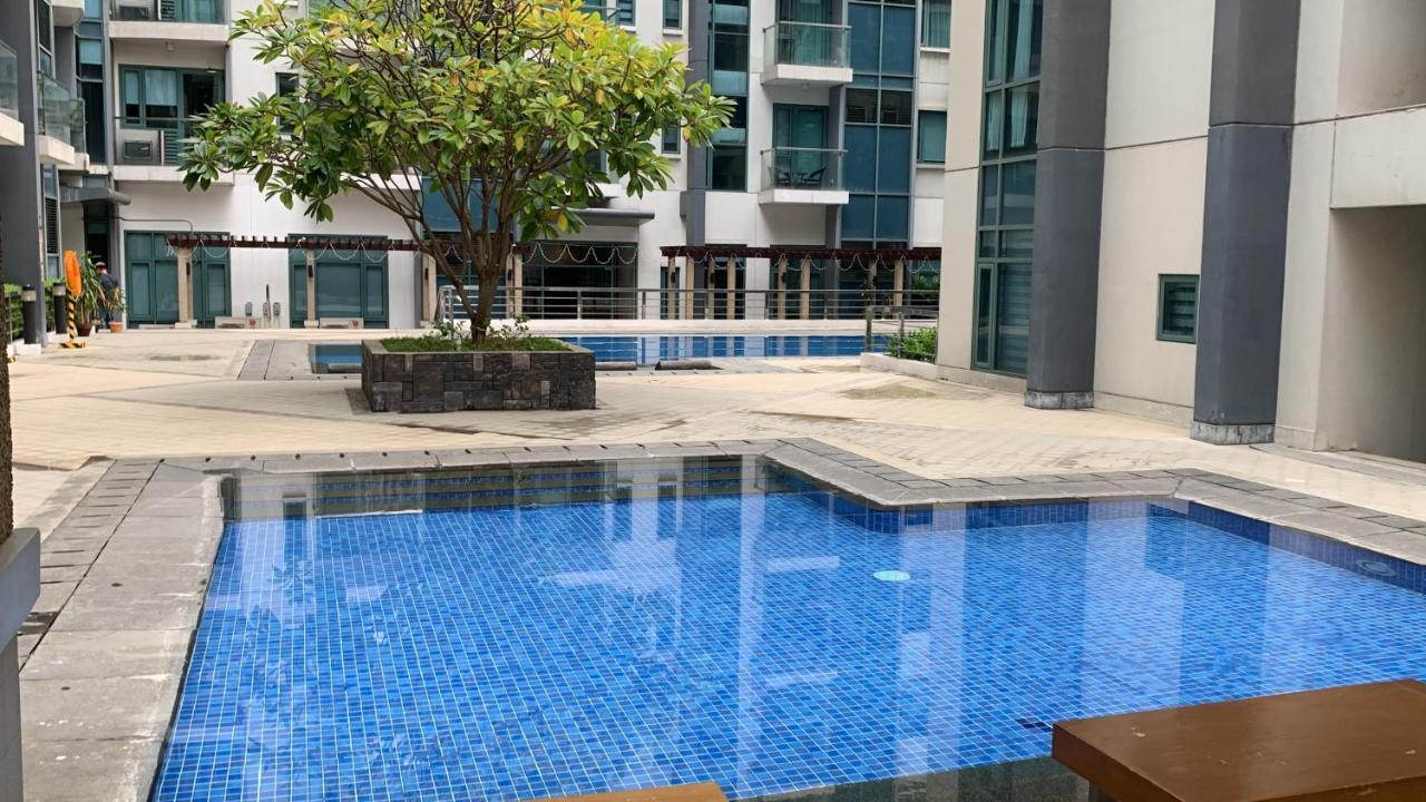 One Palm Tree - 5m With Balcony - Across Terminal 3 Airport Apartment