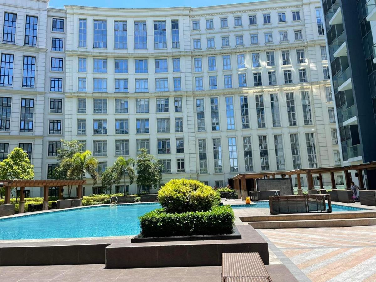 Building 81 Newport Boulevard Apartment Manila