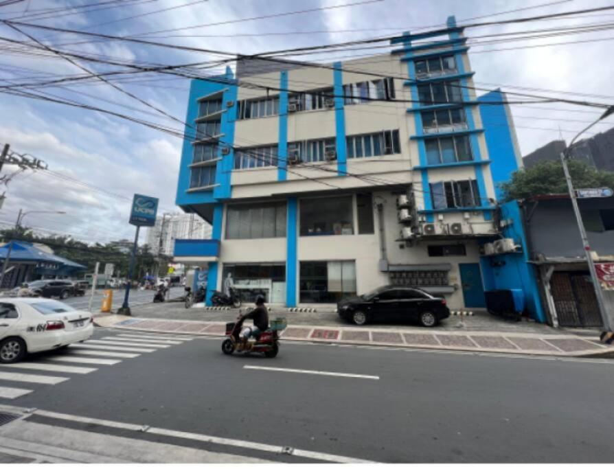 Jp Santiago Studio Makati J208 *