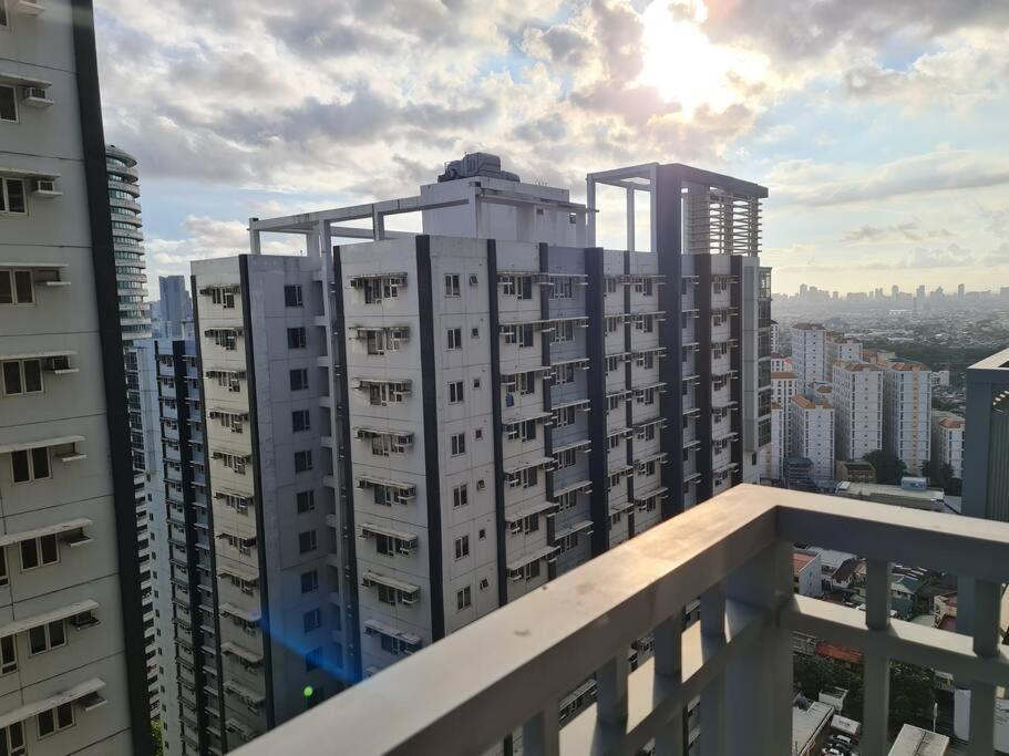 Chic 2 Bedroom Edsa With Balcony Apartment *