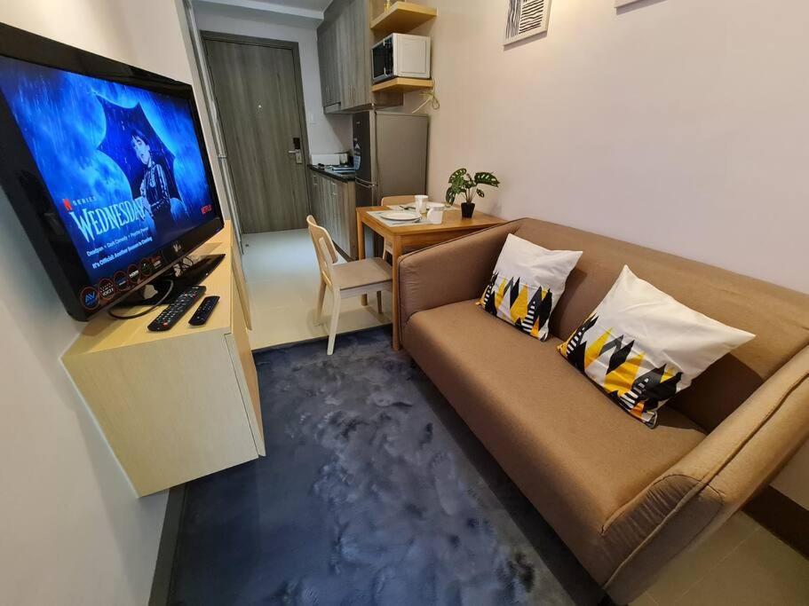 Chic 2 Bedroom Edsa With Balcony Apartment