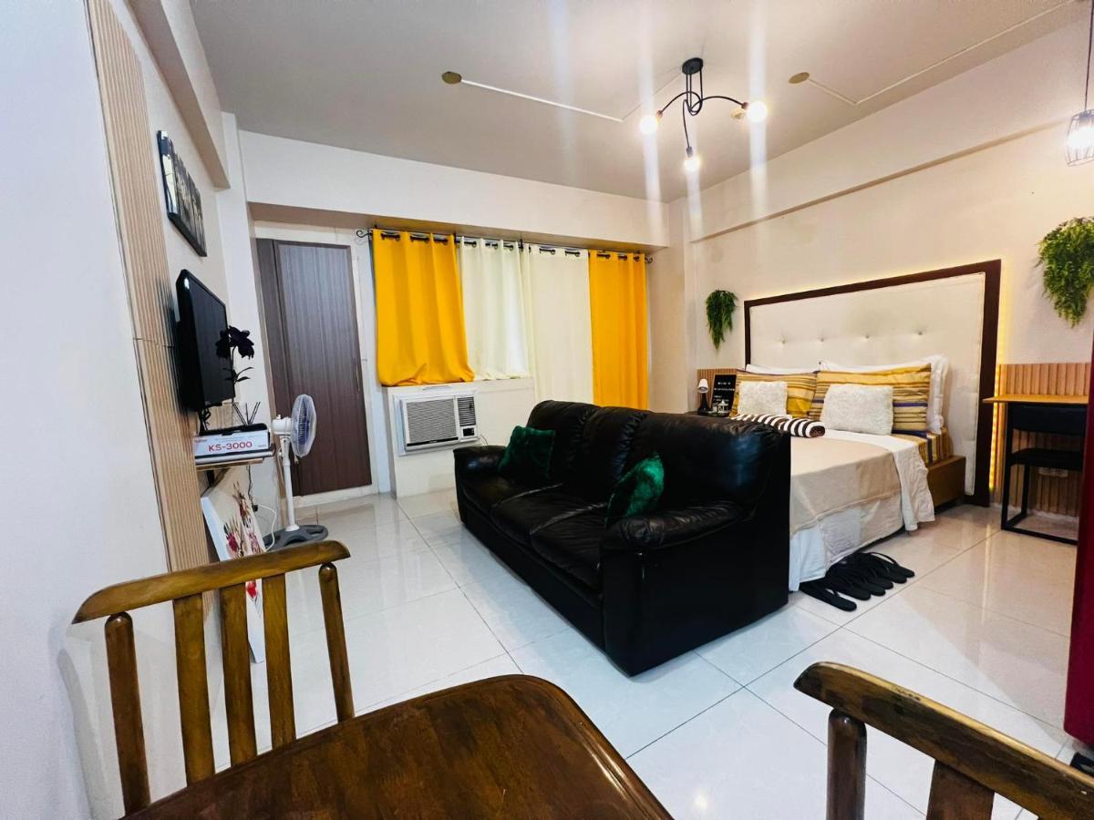 Apartment One Palm Tree - 9m With Balcony - Across Terminal 3 Airport Manila