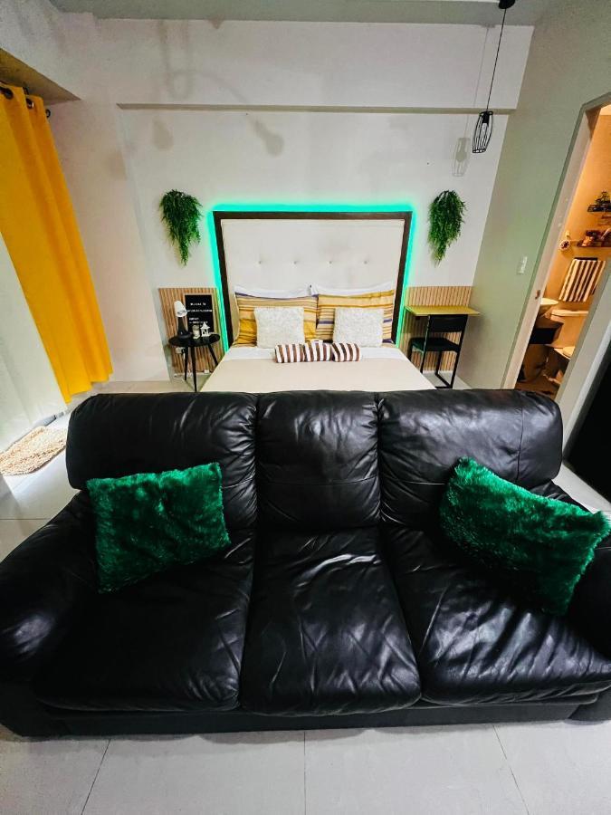 One Palm Tree - 9m With Balcony - Across Terminal 3 Airport * Manila