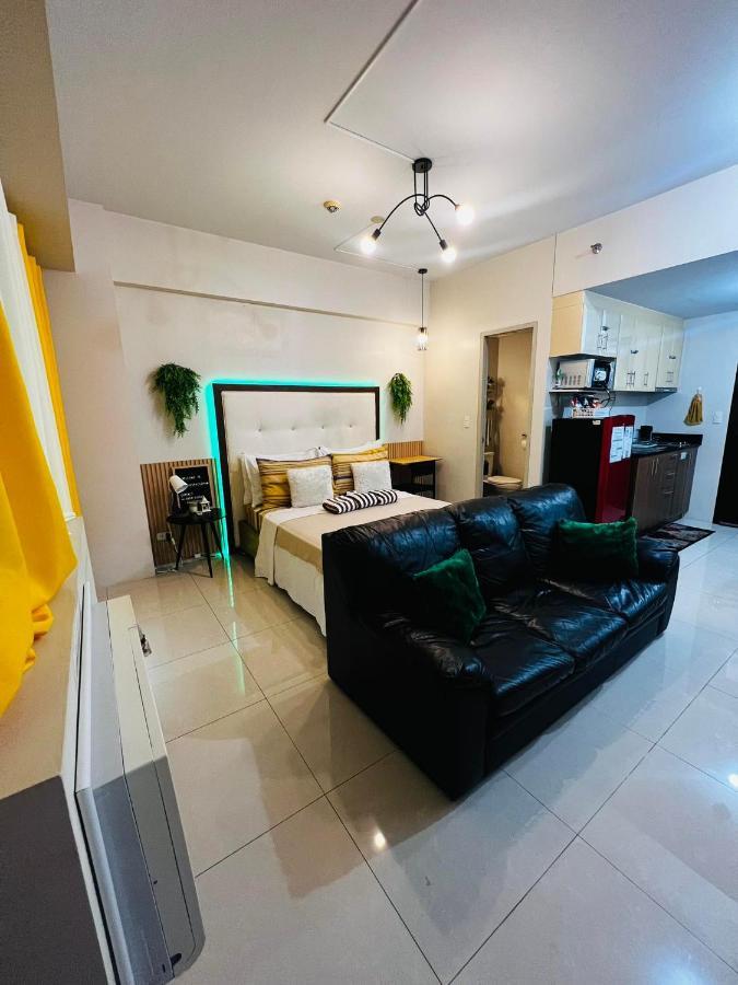 One Palm Tree - 9m With Balcony - Across Terminal 3 Airport Apartment Manila
