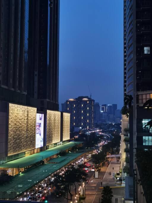 One Uptown 2-bed 1br W/xbox, Netflix In Bgc Manila