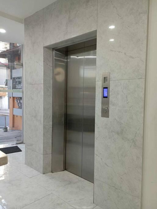 Apartment St. Marvin Makati M301