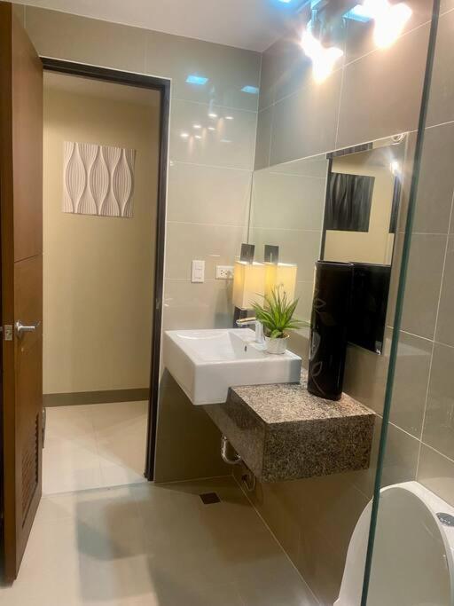 Stunning 2.5 Br@eastwood Global Apartment *