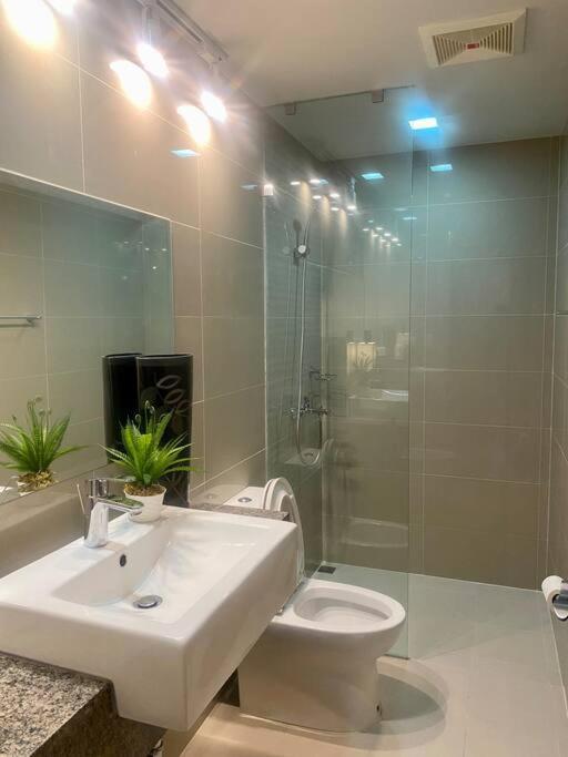 Stunning 2.5 Br@eastwood Global Apartment