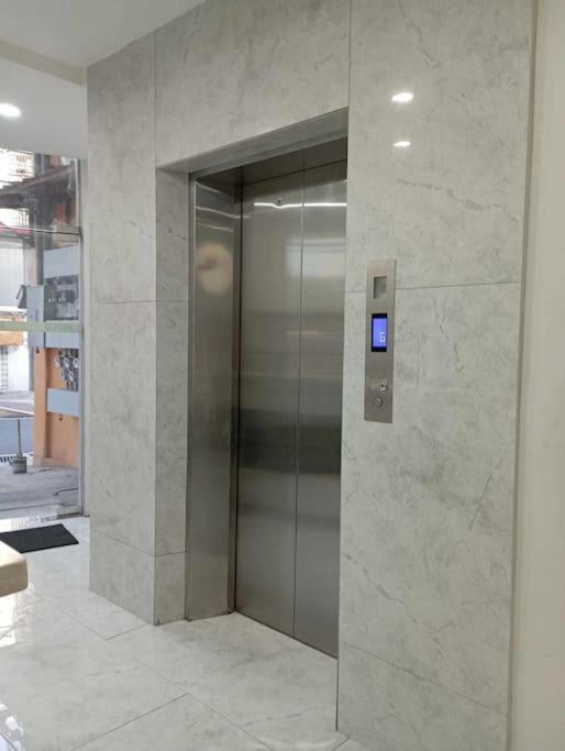 Apartment St. Marvin Makati M202 *