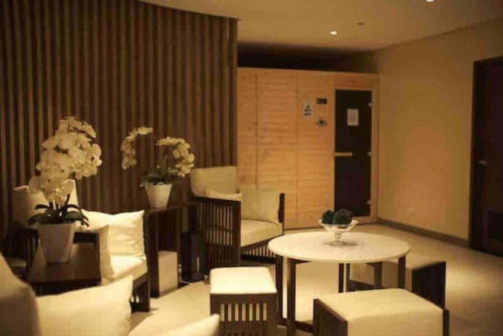 Apartment Stunning 2.5 Br@eastwood Global Manila