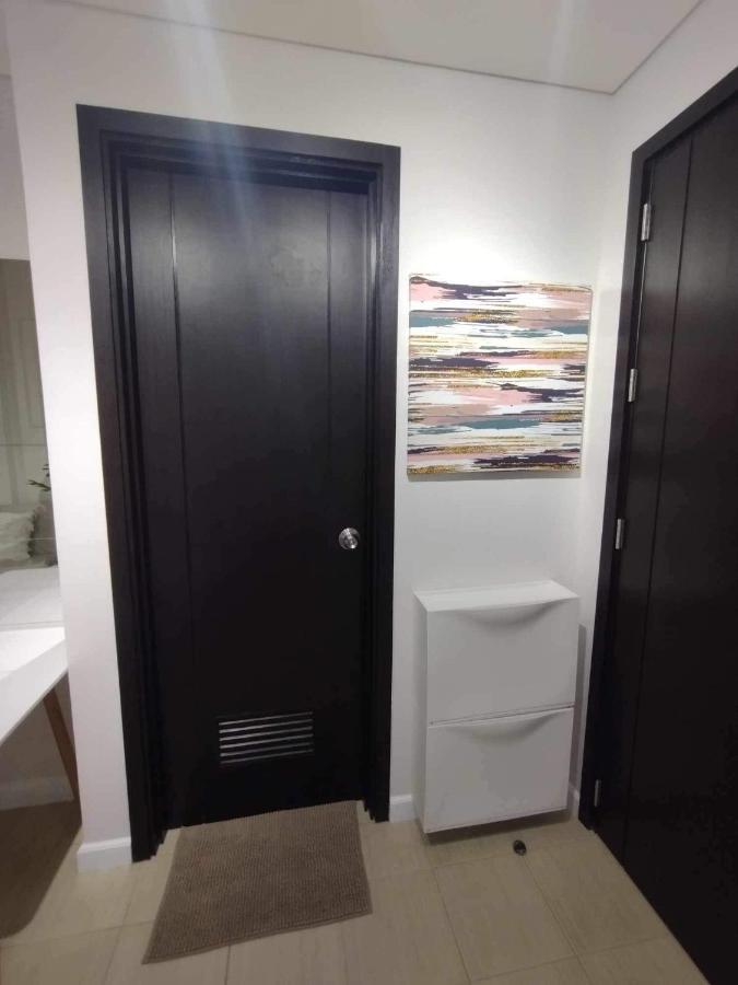1br Unit At The Rochester Apartment