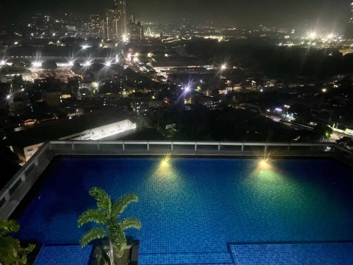 Classy 2br At Eastwood With Pool And Skyline View Apartment *