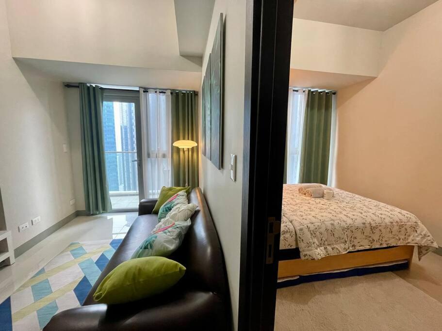 Tropical 1br Uptown Parksuites Bgc, 200mbps Smart Tv Manila