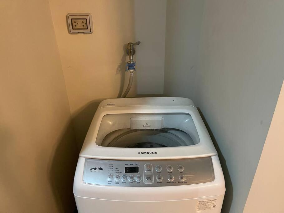Tropical 1br Uptown Parksuites Bgc, 200mbps Smart Tv *