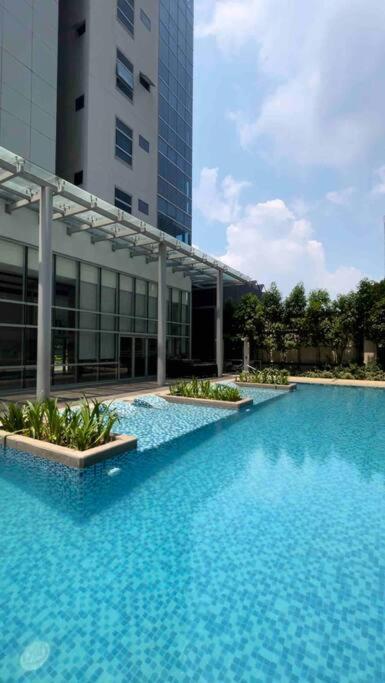 Tropical 1br Uptown Parksuites Bgc, 200mbps Smart Tv Apartment