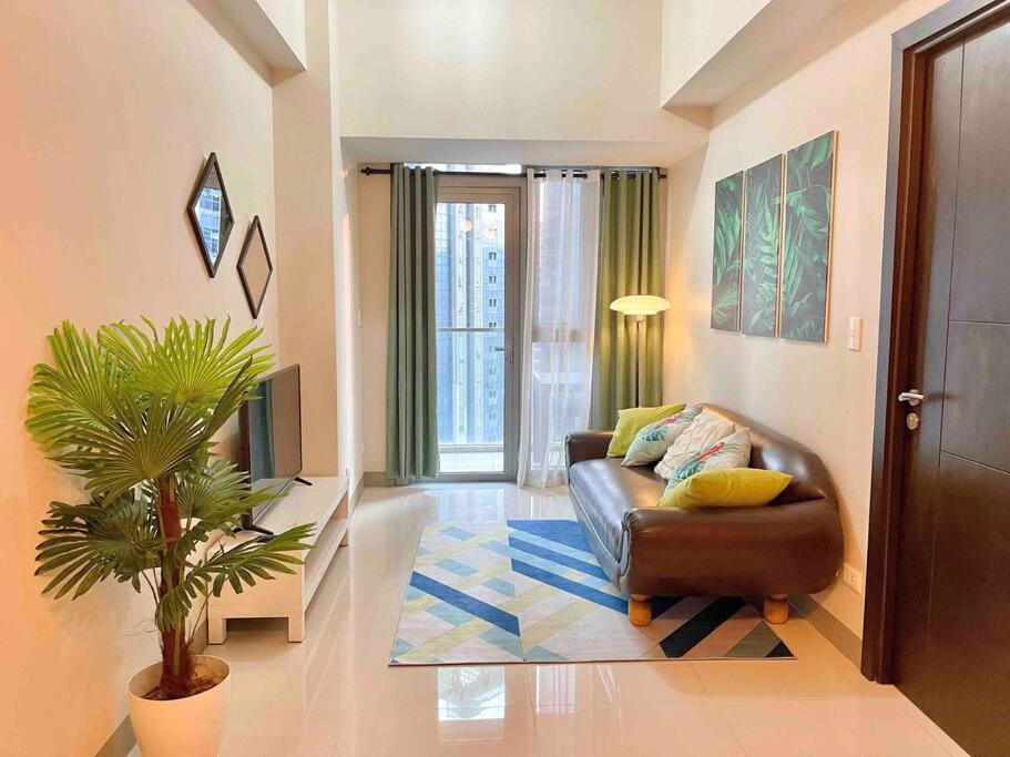 Tropical 1br Uptown Parksuites Bgc, 200mbps Smart Tv Apartment