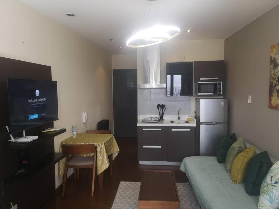 Apartment Studio With 200mbs Internet, Netflix & Great View Of Manila