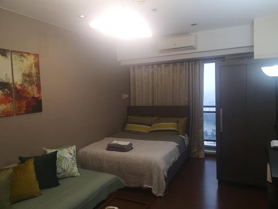 Studio With 200mbs Internet, Netflix & Great View Of Apartment