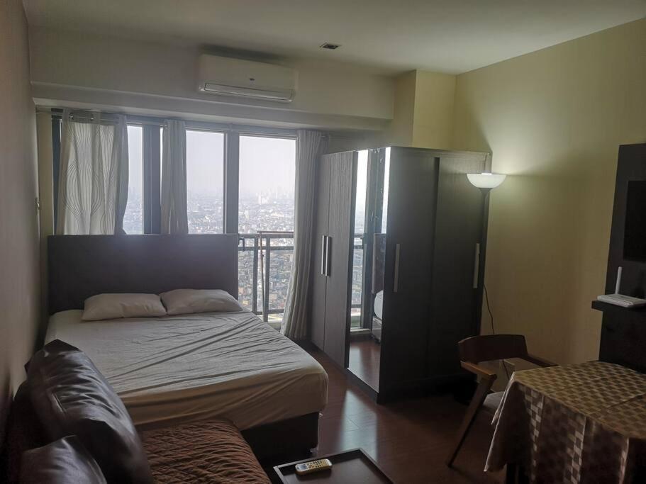 Studio With 200mbs Internet, Netflix & Great View Of *