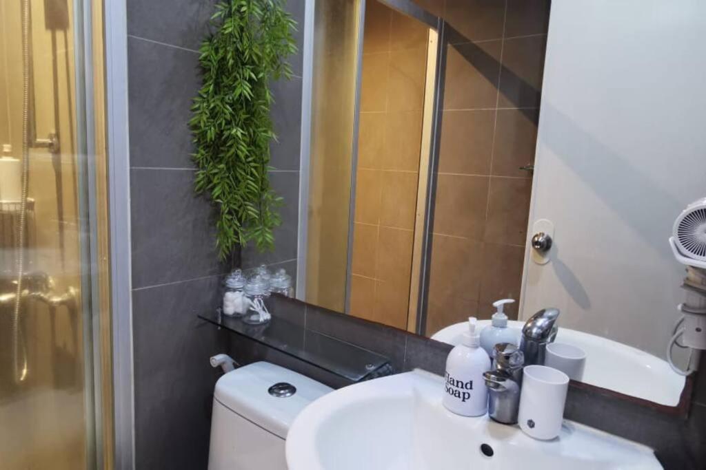 Apartment Studio With Netflix, 55in Tv, 200mbs Net, In Heart Of Makati Manila