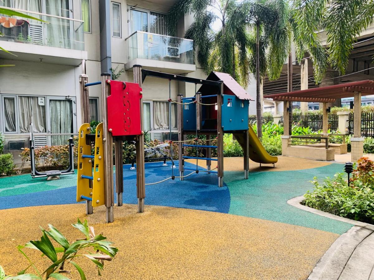 One Palm Tree - 9m With Balcony - Across Terminal 3 Airport Apartment Manila