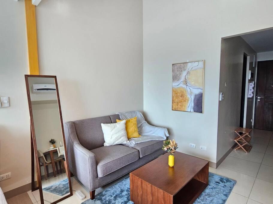One Uptown In Bgc Chic & Trendy 1br 200mbps Fiber Apartment Manila