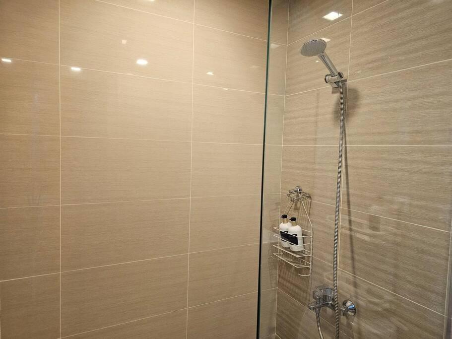One Uptown In Bgc Chic & Trendy 1br 200mbps Fiber Manila