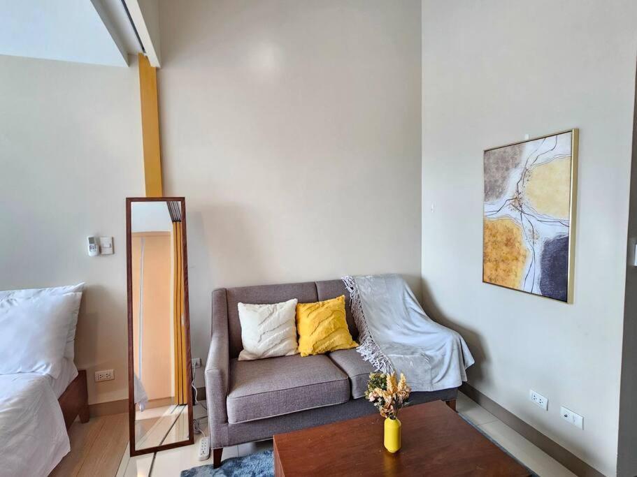 One Uptown In Bgc Chic & Trendy 1br 200mbps Fiber Apartment