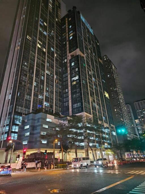 One Uptown In Bgc Chic & Trendy 1br 200mbps Fiber * Manila