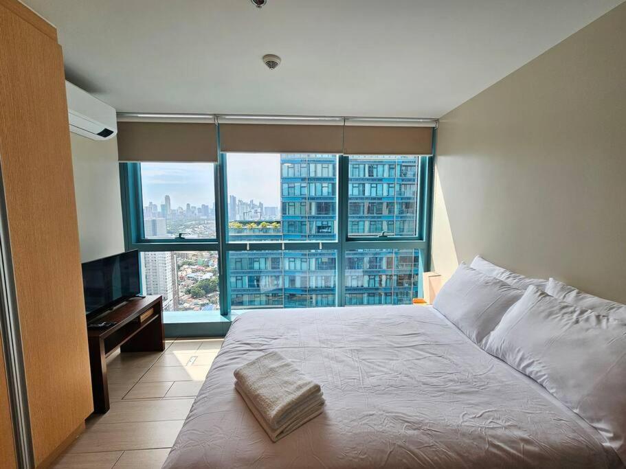 Apartment One Uptown In Bgc Chic & Trendy 1br 200mbps Fiber Manila