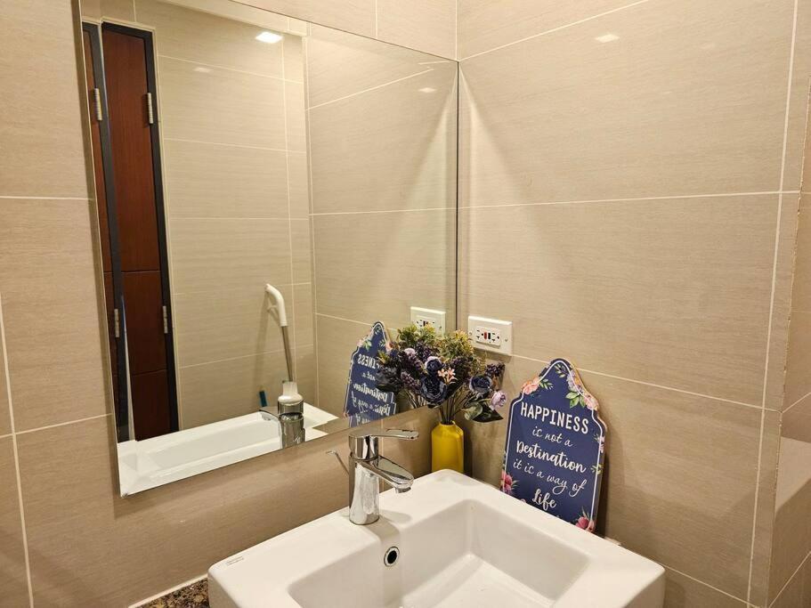 One Uptown In Bgc Chic & Trendy 1br 200mbps Fiber *