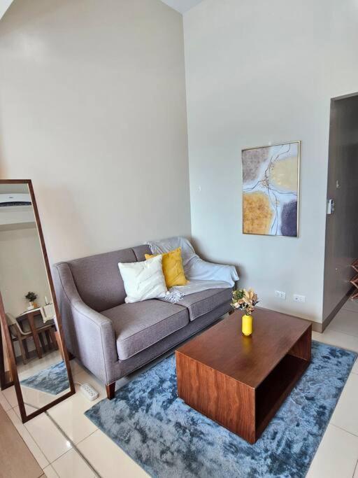 One Uptown In Bgc Chic & Trendy 1br 200mbps Fiber