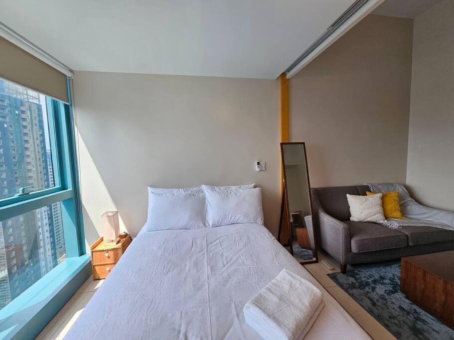One Uptown In Bgc Chic & Trendy 1br 200mbps Fiber Manila
