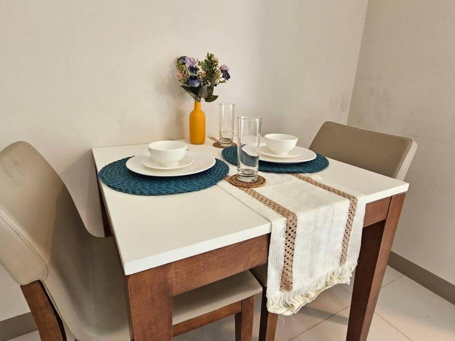 One Uptown In Bgc Chic & Trendy 1br 200mbps Fiber *