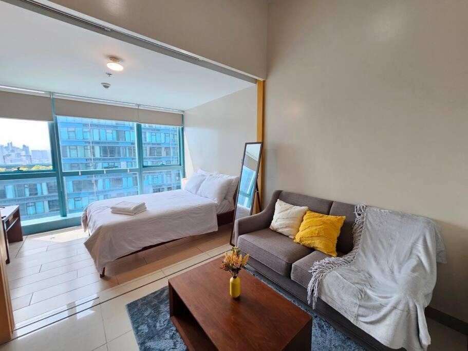 Apartment One Uptown In Bgc Chic & Trendy 1br 200mbps Fiber Manila