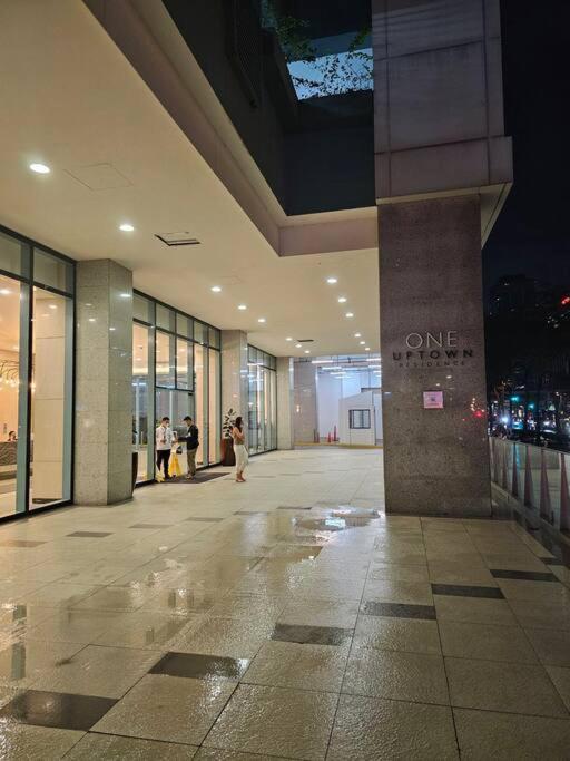 Apartment One Uptown In Bgc Chic & Trendy 1br 200mbps Fiber Manila