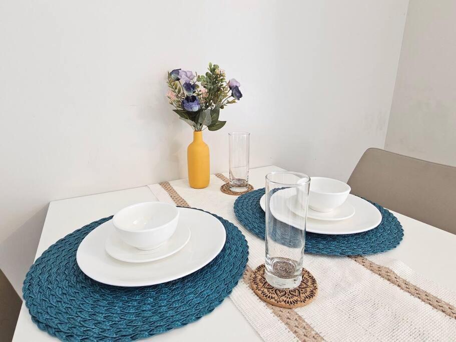 Apartment One Uptown In Bgc Chic & Trendy 1br 200mbps Fiber